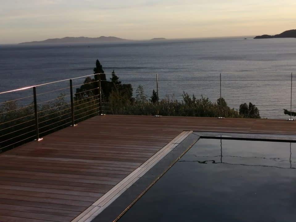 Garde-corps en inox et aluminium installé par Top Inox à Fréjus dans le Var